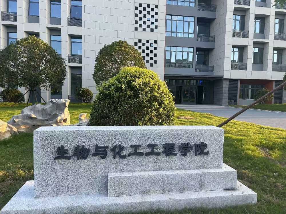 东侨区扬州职业大学体育场高杆灯项目